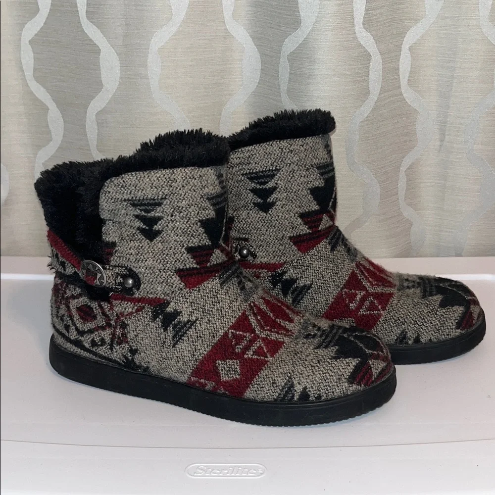 Indigo Road‎ Faux Fur Lined Boots Black Red Southwest Pattern Travas Size 9